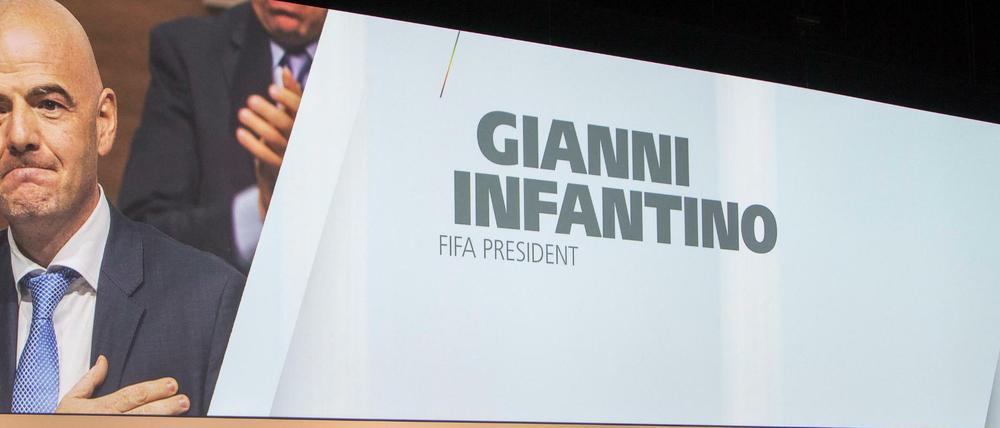 Hand aufs Herz. Die Wahl von Gianni Infantino wird von der internationalen Presse begrüßt.