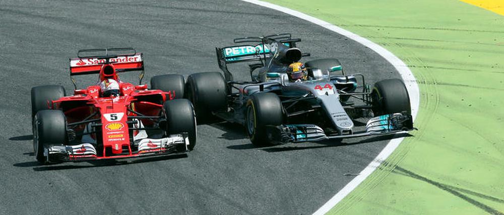 Überholen erlaubt. Lewis Hamilton versucht hier, an Sebastian Vettel vorbeizukommen.
