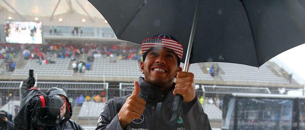Lachen im Regen: Lewis Hamilton steht vor seinem nächsten WM-Triumph in der Formel 1.