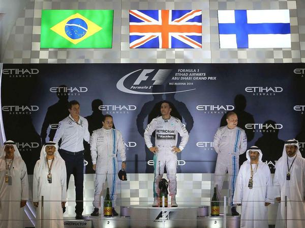 Der neue Weltmeister Lewis Hamilton (mitte) bei der Siegerehrung mit den hinter ihm Platzierten Felipe Massa (l.) und Valtteri Bottas