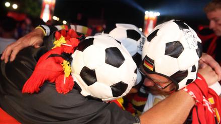 Leidende Fans nach der Niederlage Deutschlands gegen Frankreich.