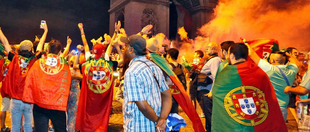 Portugiesische Fans feiern am Arc de Triomphe in Paris.