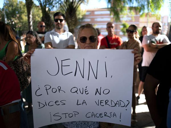 Jenni, warum sagst Du nicht die Wahrheit? Unterstützer von Luis Rubiales demonstrieren vor einer Kirche in Motril, in die sich dessen Mutter zum Hungerstreik zurückgezogen hat.