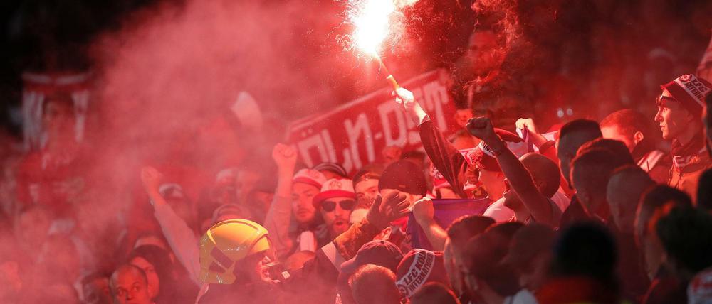 Feuerwerkskörper im Stadion - nun ermittelt die Uefa
