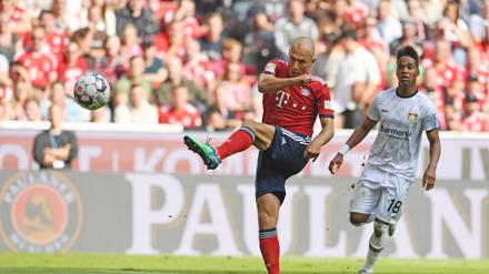 Arjen Robben erzielt das 2:1 für den FC Bayern. 