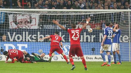 Da ist das Ding. Bayerns Martinez (l.) hat soeben das vorentscheidende 2:1 für die Münchner beim FC Schalke 04 erzielt. 