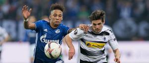 Enges Hinspiel: Gladbachs Jonas Hofmann (rechts) und Schalkes Thilo Kehrer kämpfen vor einer Woche im Hinspiel um den Ball.