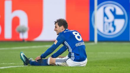Lächeln und ausruhen. Leon Goretzka musste nicht nur die Schalker Fans ertragen - sondern auch ein 1:1 gegen Hannover.