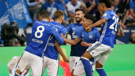 Spieler von Schalke jubeln mit dem Torschützen Guido Burgstaller (2.v.l) das Elfmetertor zum 3:1 gegen Stuttgart. 