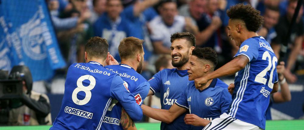 Spieler von Schalke jubeln mit dem Torschützen Guido Burgstaller (2.v.l) das Elfmetertor zum 3:1 gegen Stuttgart. 