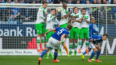 Schalkes Johannes Geis (v) schießt an der Wolfsburger Mauer mit Nicklas Bendtner, Julian Draxler, Naldo, Max Kruse und Vieirinha (v.l.n.r) vor ins Tor zum 2:0. 