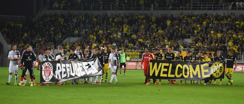 Die Spieler von St. Pauli und dem BVB haben eine klare Botschaft für alle Flüchtlinge.