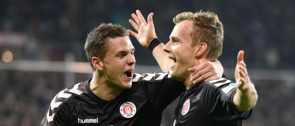 Hamburgs Sebastian Maier (l) und Hamburgs Lennart Thy jubelt nach dessen Treffer zum 2:0. 