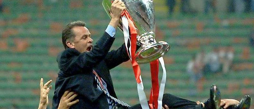 Da war das Ding: 2001 holte Hitzfeld im zweiten Anlauf nach 1999 den Champions-League-Titel mit dem FC Bayern München.