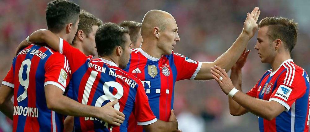 Dem FC Bayern ist der Start in die neue Saison geglückt. Am Freitag Abend gewann der Rekordmeister gegen den VfL Wolfsburg mit 2:1. 