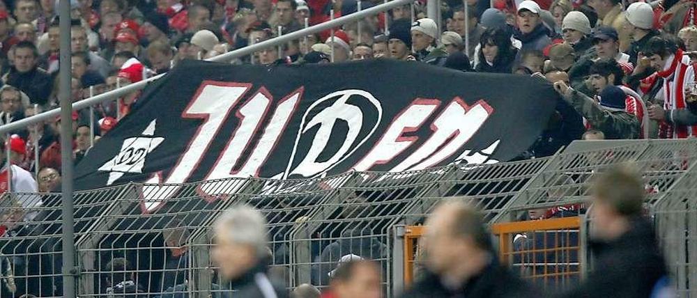 2005 wurde das Transparent im Cottbuser Block im Spiel gegen Dynamo Dresden gehisst.