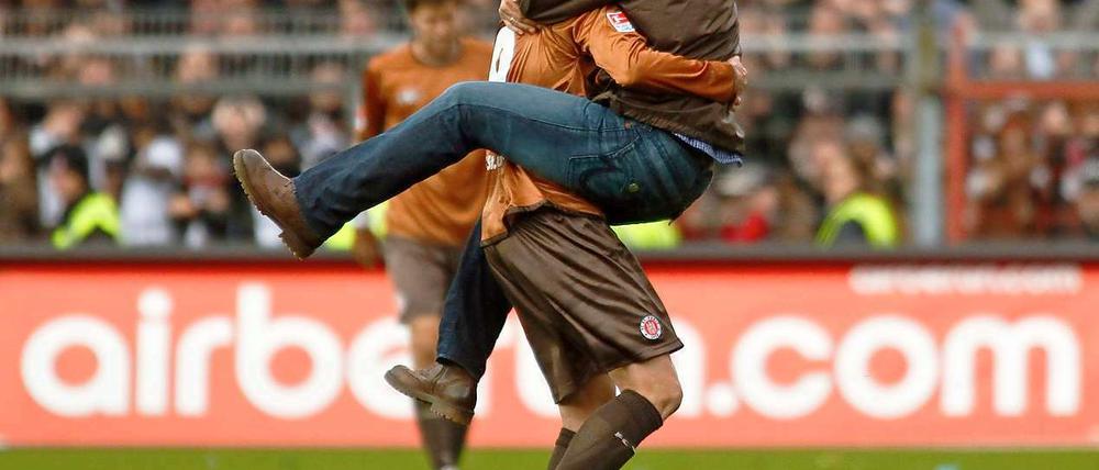 Trag mich nach Hause: Trainer Holger Stanislawski und Stürmer Marius Ebbers feiern den ersten Heimsieg der Saison.