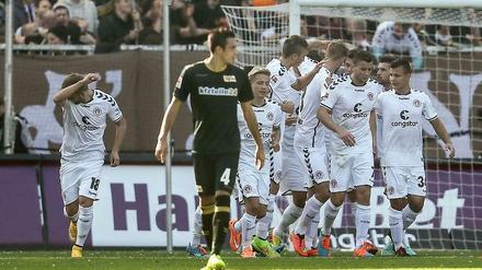Die Spieler des FC St. Pauli bejubeln das 1:0 vom Elfmeterpunkt.