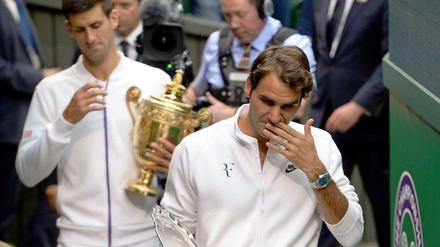 Verlieren ist Silber: Roger Federer (v.) will sich nicht mit zweiten Plätzen zufrieden geben.