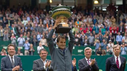 Den Pokal kennt er schon. Roger Federer nach dem Sieg in Halle.