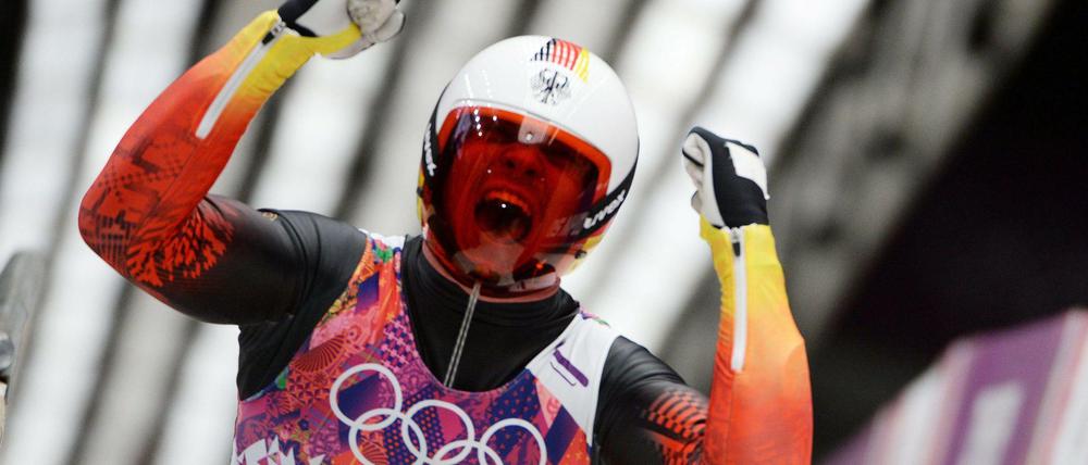 Den Bann gebrochen: Rodler Felix Loch beschert dem deutschen Olympia-Team die erste Goldmedaille in Sotschi.