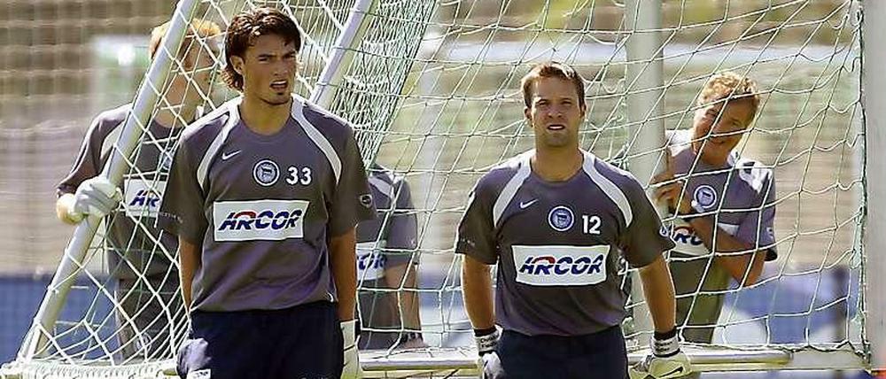 Abgetragen. Der entlassene Christian Fiedler (rechts) darf auch weiter nicht mehr die Torhüter von Hertha BSC trainieren, aber soll von Hertha 550 000 Euro erhalten.