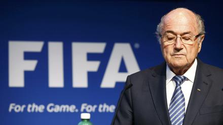 Fifa-Präsident Sepp Blatter steht auch nach seiner Rücktrittsankündigung in der Kritik. 