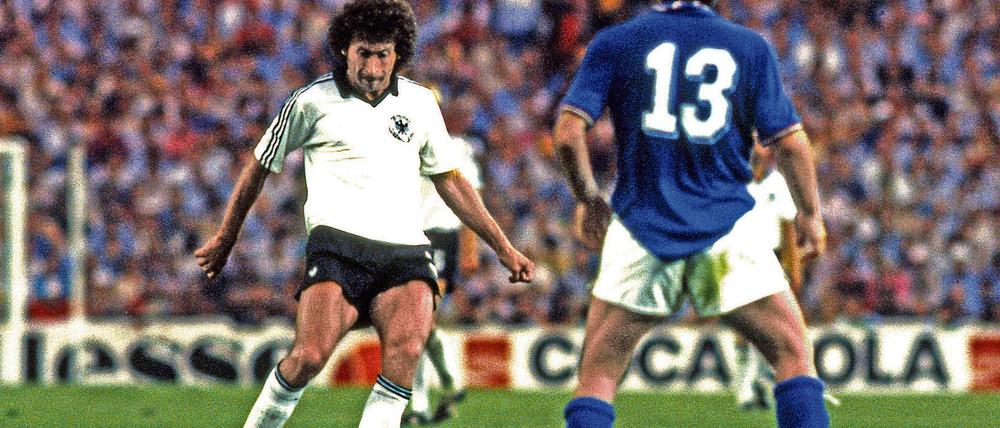 Paul Breitner trifft 1982 im WM-Finale von Madrid gegen Italien und schafft damit Historisches. 