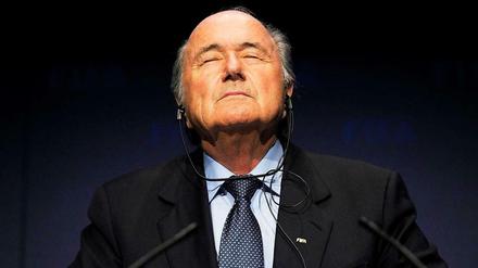 Augen zu und durch: Fifa-Boss Joseph Blatter erklärte die Fifa-Krise offiziell für beendet.