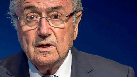 Sepp Blatter sollte nach Auffassung des EU-Parlaments umgehend von einem Übergangs-Präsidenten abgelöst werden.