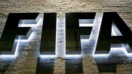 Die kommenden WM-Gastgeber Russland und Katar sind von der Fifa-Ethikkommission vom Vorwurf der Korruption freigesprochen worden.