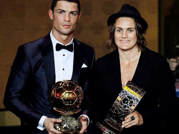 Cristiano Ronaldo und Nadine Angerer mit ihren Trophäen.