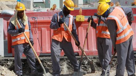 Ruind 1,5 Millionen Migranten arbeiten auf den WM-Baustellen in Katar. 
