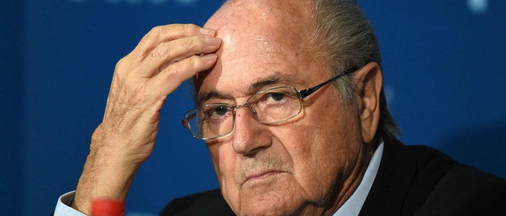 Muss draußen bleiben. Joseph Blatter ist weiter von allen Fußball-Aktivitäten ausgeschlossen.
