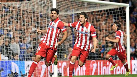 Das Tor zum Finale. Diego Costa (vorn links) trifft per Elfmeter zum vorentscheidenden 2:1 für Atletico.