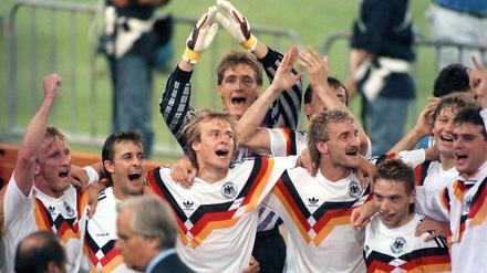 Und wir kriegen den Pokal. Die deutschen Fußballer warten noch auf den großen Moment.