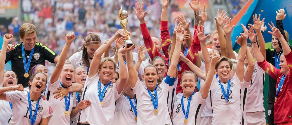Jubel bei den US-Girls. Durch ein 5:2 gegen Japan sind die USA zum dritten Mal Weltmeister.
