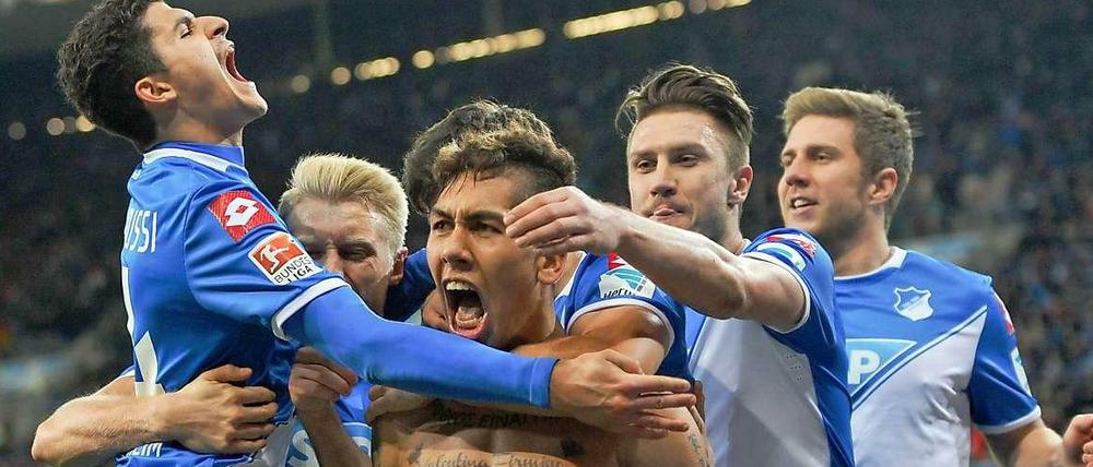 Torschütze Roberto Firmino (ohne Hemd) und die TSG Hoffenheim bejubeln den späten 3:2-Sieg gegen Eintracht Franfkurt