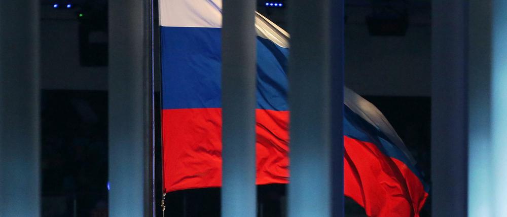 Hinter Gittern: eine russische Flagge 2014 in Sotschi.