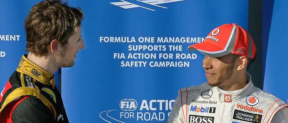 Lewis Hamilton (r.) startet beim großen Preis von Australien von Platz 1. Lotus-Fahrer Romain Grosjean gratuliert.