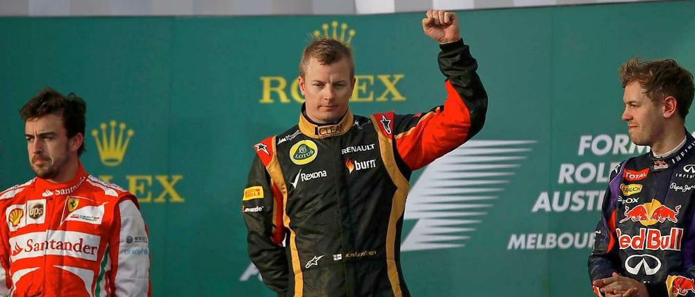 Mit kampfeslustigem Gruß: Kimi Räikkönen feiert seinen Auftakt-Sieg in Melbourne vor Fernando Alonso (links) und Sebastian Vettel.