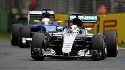 Vorneweg: Weltmeister Lewis Hamilton im Mercedes, dahinter Marcus Ericsson im Sauber.