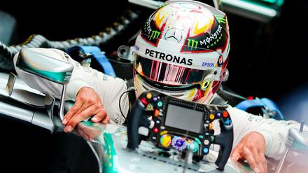 Zu viele Knöpfe? Lewis Hamilton im Mercedes-Cockpit.