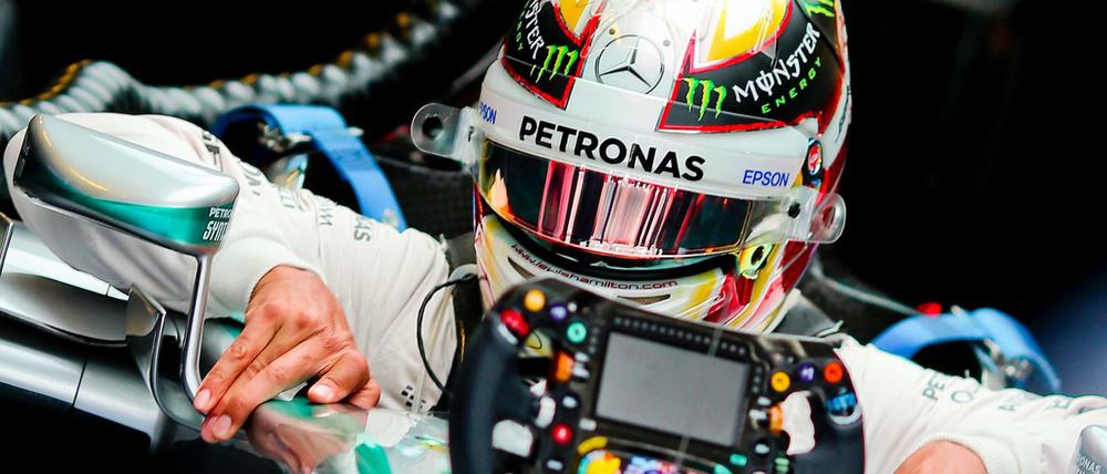 Zu viele Knöpfe? Lewis Hamilton im Mercedes-Cockpit.