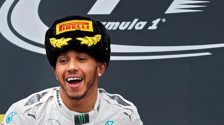 Lewis Hamilton feiert seine Triumphfahrt in Sotschi.