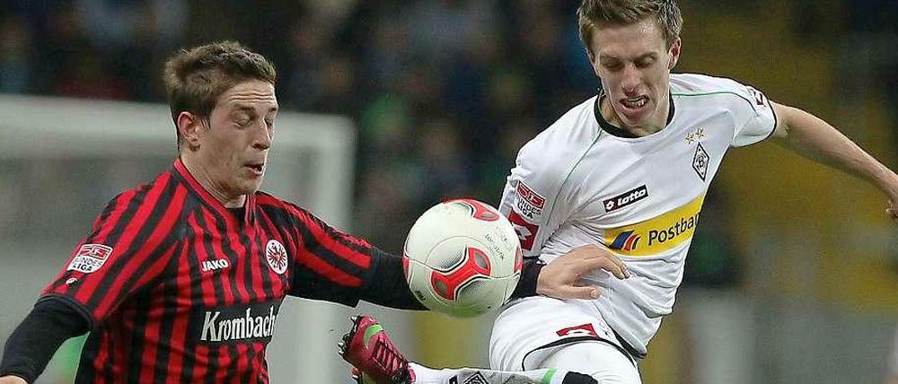 Übersprungen: Gladbachs Patrick Hermann spitzelt den Ball an Frankfurts Bastian Oczipka vorbei.