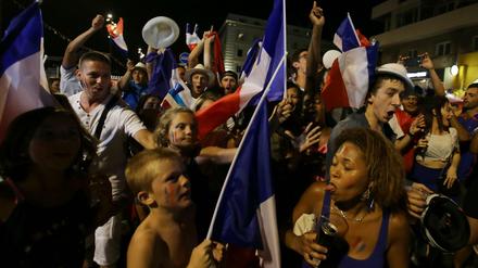 Französische Fans feiern den Finaleinzug in Marseille.