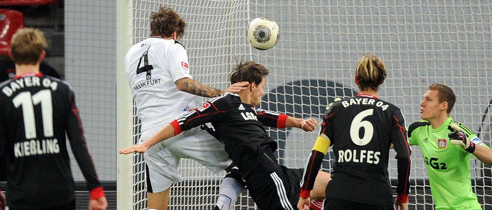 Frankfurts Marco Russ (2.v.l.) trifft gegen Leverkusens Torhüter Bernd Leno (r) zum 0:1.