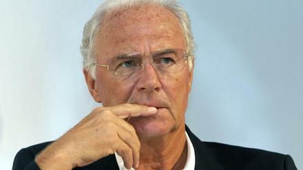 Franz Beckenbauer meldet sich zu Wort und haut dabei gleich um sich.