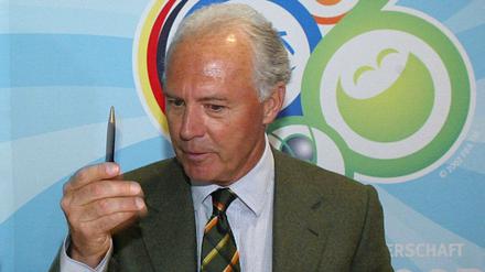 Franz Beckenbauer musste vor der WM viel unterschreiben.